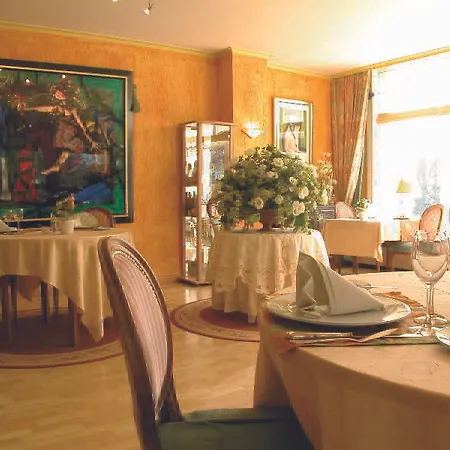 Du Vieux Cedre, Enghien-belgique ホテル 4*