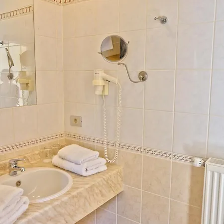 Du Vieux Cedre, Enghien-belgique