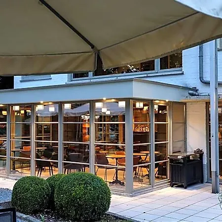 מלון Du Vieux Cedre, Enghien-belgique אנגהיין