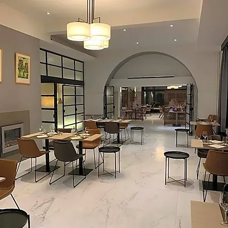 Du Vieux Cedre, Enghien-belgique מלון
