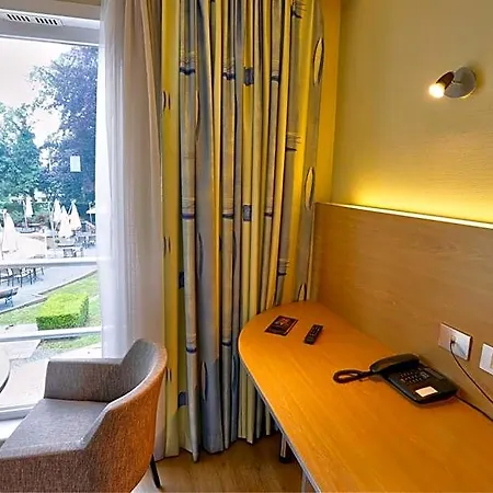 Du Vieux Cedre, Enghien-belgique 4* אנגהיין