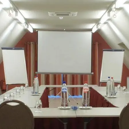 Hotel Du Vieux Cedre, Enghien-belgique 4*