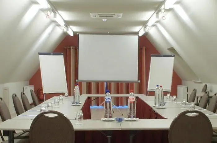 Hotel Du Vieux Cedre, Enghien-belgique 4*