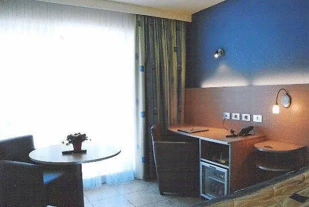 Hotel Du Vieux Cedre, Enghien-belgique 4*